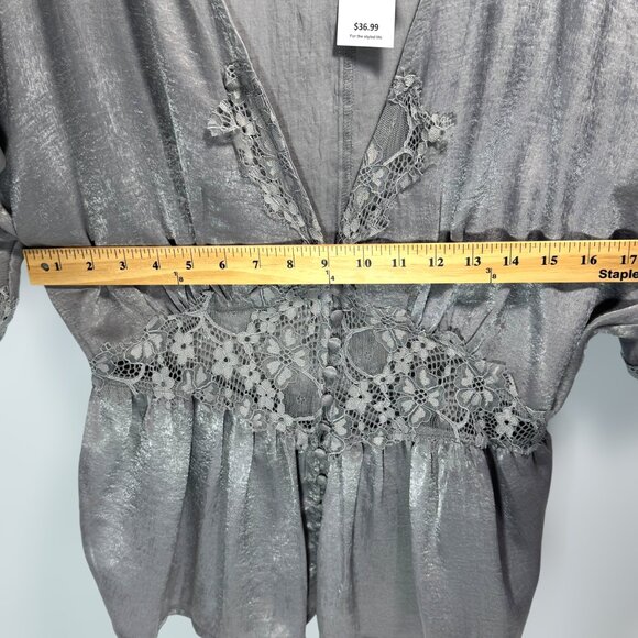 Red by BKE Frost Gray Lace Detail Blouse - Size Large - Picture 6 of 7